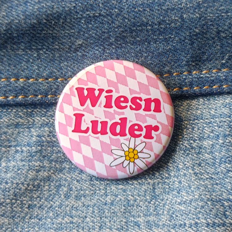 Ansteckbutton Wiesn Luder auf Jeans